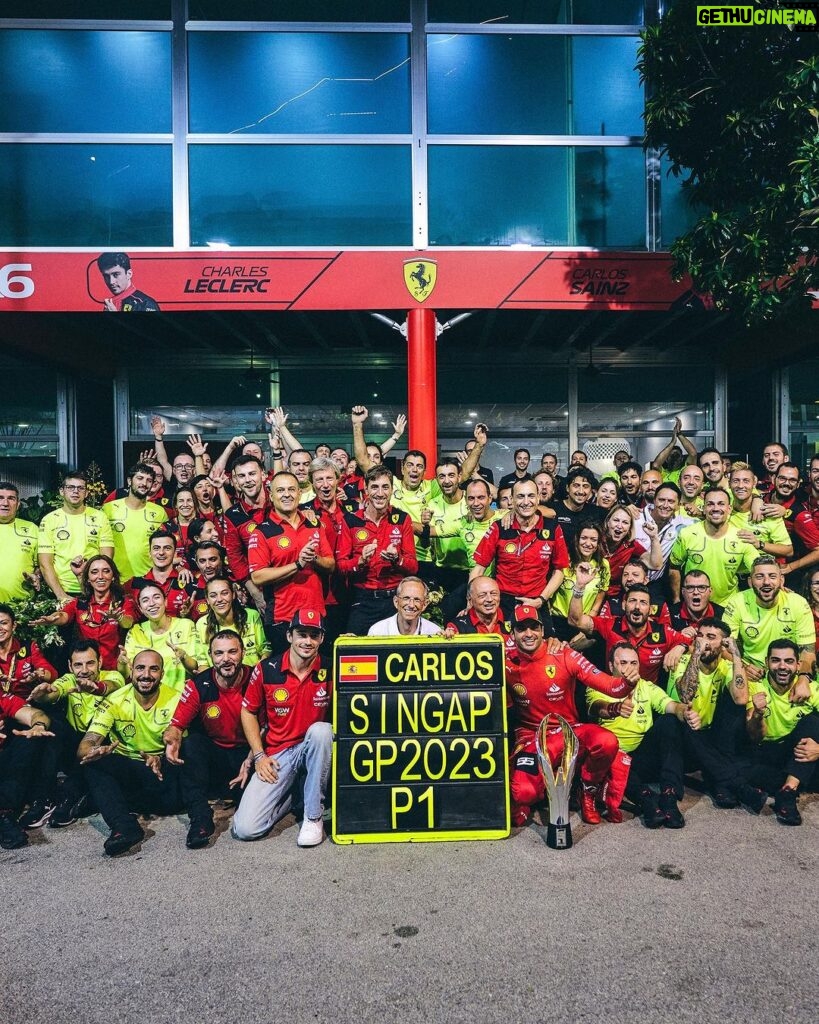 Carlos Sainz Jr. Instagram - 🤩 Singapore, you've been amazing! What a feeling, team. Thank you for the hard work 💪🏻 - #carlossainz Marina Bay Circuit