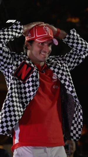 Carlos Sainz Jr. Instagram - Nooo Carlos! There goes another trophy 😆🏆

#F1 #Formula1 #TheNetflixCup #LasVegasGP @carlossainz55 @scuderiaferrari