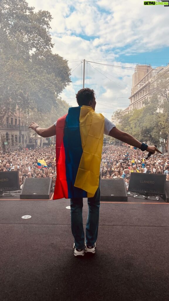 Carlos Vives Instagram - Este fue un día muy especial para mi, para mi familia y todo mi equipo. Verlos a todos con las banderas de esa América donde vivimos y que amamos, fue increíble. Hoy cantamos para que España sepa que nosotros los queremos y celebramos el orgullo de ser hispanoamericanos 🙌🏼🇪🇸 Gracias por las sonrisas, el baile y la energía ¡Estoy feliz! Madrid, los quiero❤️ #ElTourDeLos30 @juanes @ryancastrro @diegotorresmusica @anamenaoficial @rozalenmusic @npastorioficial @carlos_baute @princeroyce Madrid, España
