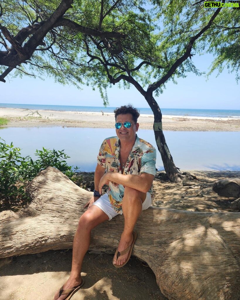 Carlos Vives Instagram - Santa Marta siempre es una buena idea. Cogiendo sol para los conciertos que se vienen ¡Pilas! Mañana les voy a encomendar una misión tremenda para el Campin, ¡Ya saben que el 15 de Diciembre voy a jugar el partido de mi vida! ☀️⚽️ Santa Marta, Colombia