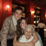 Carlos Vives Instagram – Nuestra jefa, nuestra madre, nuestro ejemplo cumple 89 años ¡Y sigue moliendo! Como buena paisa maicera.
Gracias por tu ejemplo y tu sonrisa. Feliz cumpleaños, te amamos❤️ #AracellyRestrepo
