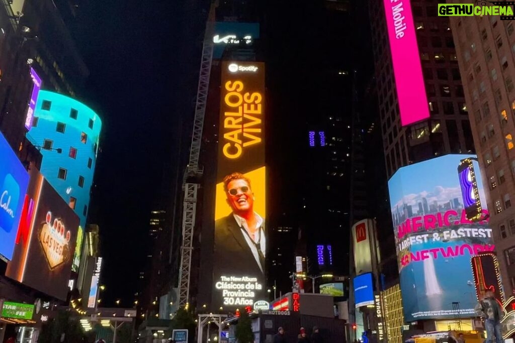 Carlos Vives Instagram - De Times Square hasta El Campín, desde la Guajira hasta el Amazonas … Hoy celebramos 30 años de querer a Colombia con nuestra música ❤️🇨🇴 Estoy feliz!! Gracias @spotify @spotifycolombia ¡Nos vemos hoy Bogotá! Times Square, New York City