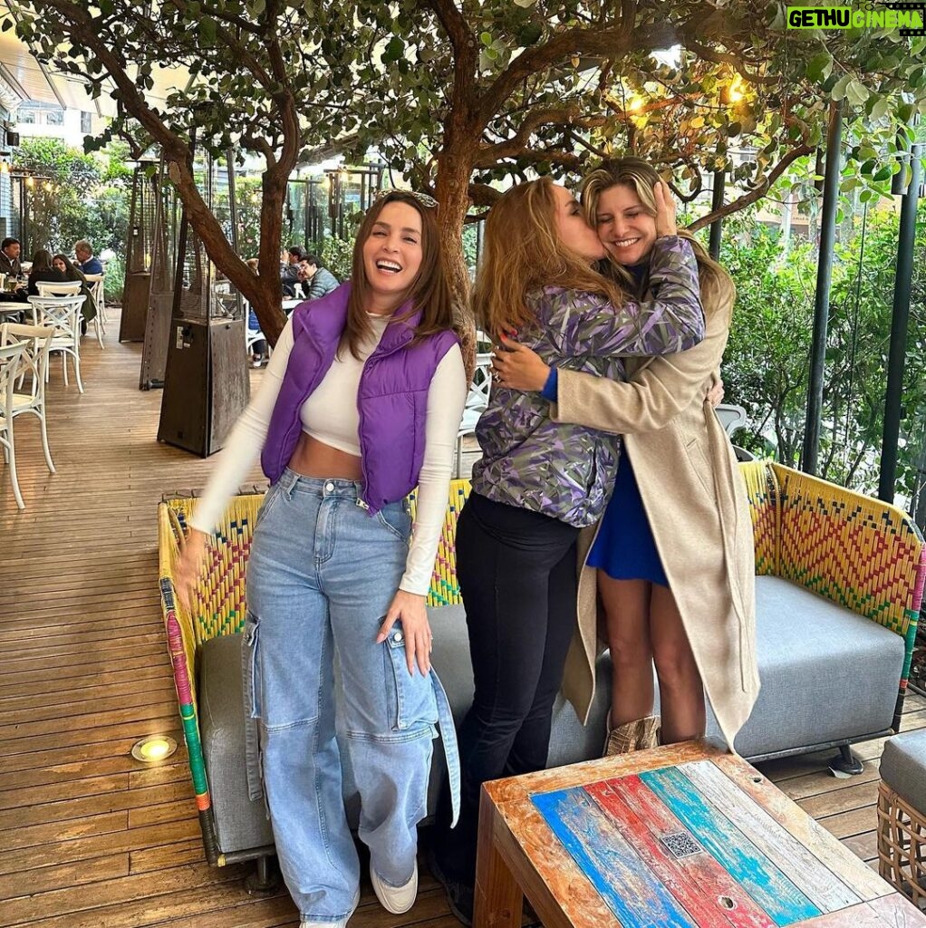 Carmen Villalobos Instagram - No les puedo explicar mi felicidad de esta mañana al ver a estas dos mujeres que quiero tanto 💜! Amistades que aunque nos veamos una vez cada tanto, son amistades de verdad !!! Que desayuno tan Rico y que desatrasada tannnnn necesaria 🤗 @mabelmoreno1 @lucesvel