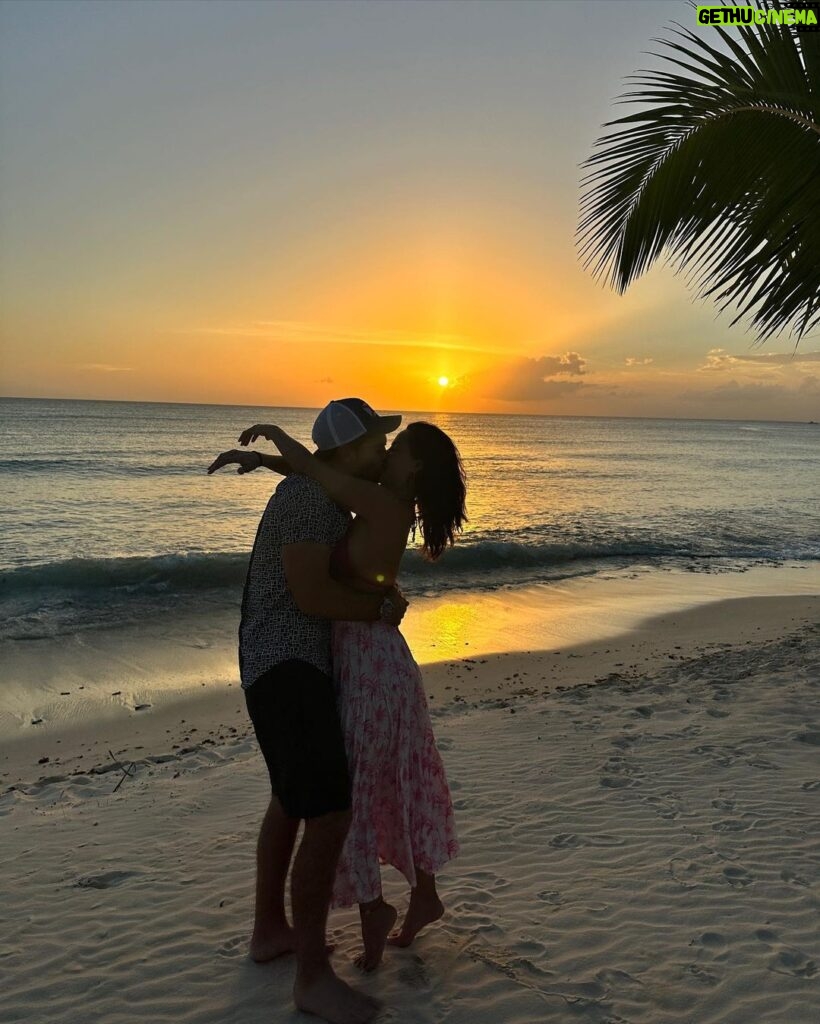 Carmen Villalobos Instagram - Tú @fredefutbol y Los atardeceres de Republica Dominica 🇩🇴 la combinación perfecta ❤️😻❤️ Con una presidente y en un beso terminamos 🎶😻🎼😻🎵😻... Te amo mi amor y todo lo que falta aún 😻🔥!