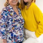 Carmen Villalobos Instagram - Lo prometido es deuda 😻! Le di color al pelo de mi mamá, tienen que ver hasta el final para ver lo divina que quedó. ¡Los momentos de calidad que nos llenan de color con nuestras mamás merecen ser celebrados🥳! Para esta temporada de madres, decidí consentir a mi mamá llenando de color sus días con un cambio de look 💗 Lo mejor fue el recuerdo de esta experiencia que juntas que nos gozamos. Decidimos hacer este cambio de color una vez más de la mano Palette, estoy feliz de haber encontrado al mejor aliado para mi mamá 😍😍. Lo decidimos sin temor porque confiamos en sus tonos intensos que duran hasta 10 semanas cuidando el pelo y cubriendo el 100% de sus canas. Asi Que Las invito a buscar esos espacios y momentos que las recarguen de color y amor, y a hacer parte a sus madres de este ritual tan especial. Celebremos juntas esos momentos que nos llenan de color. ¿Se animan? #decolorvivo #grwm #cambios #color #renovada #mothersday #colorvivo💜 #palette #palettecolorcreme