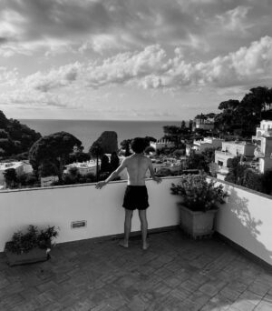 Carmine Buschini Instagram - Campania, 1 settembre 

La fine delle vacanze estive è un po’ come un vecchio film in bianco e nero: ti genera nostalgia ma ti registra una carrellata di ricordi fatti di luoghi e persone che porterai sempre con te. E voi siete pronti a ricominciare? 💪🏻 

Un abbraccio 💙