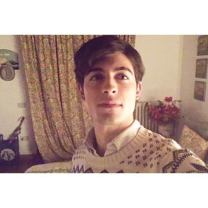 Carmine Buschini Instagram - Bolgheri, 1 Gennaio

Anche se è da molto che non ci scriviamo, ci siamo sempre trovati, negli abbracci improvvisi per la strada, nei vostri sorrisi spontanei, tra i tanti messaggi che di getto mi mandate dal cuore. 
Sono stati mesi impegnativi e meravigliosi per me, ho lavorato molto, per potervi dire grazie, dell'immenso affetto che provate nei miei confronti.

Oggi è il primo giorno di questo nuovo anno, che vi auguro possa essere pieno di serenità, amore, successi e salute; avremo tanto da condividere, buon 2018 a tutti, buonanotte! :)