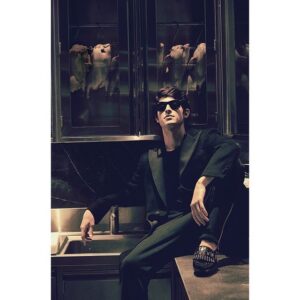 Carmine Buschini Instagram - Buongiorno bellezze,
aspettando che arrivi presto Domenica per riaprire il nostro cuore alla vitalità di Leo, Cris e di tutto il gruppo, su @luomovogue di Ottobre mi racconto un po', un bacio grande! :)* Photo by @lorenzobringheli

#BraccialettiRossi3