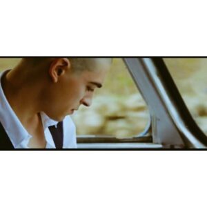 Carmine Buschini Instagram - "Hai una bellezza che stravolge e confonde
e odore di bucato e chi ti scalda il caffè,
e terra ferma per contare le onde,
ti sembra poco ma non lo è"

#BraccialettiRossi3