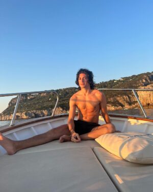 Carmine Buschini Instagram - Capri, Agosto 2023 

Qualche pagina della mia estate, grazie @manebi per questo bellissimo regalo! 

Penso anche a voi comunque, un forte abbraccio! 💙