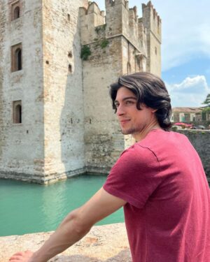 Carmine Buschini Instagram - Sirmione, 6 Giugno 

Qualche giorno di leggerezza e di relax per evadere un po’ dalla frenesia della quotidianità. A volte è importante imparare a fermarsi. 😊 

Vi abbraccio forte! 💙