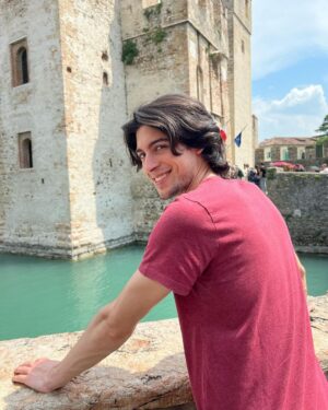 Carmine Buschini Instagram - Sirmione, 6 Giugno 

Qualche giorno di leggerezza e di relax per evadere un po’ dalla frenesia della quotidianità. A volte è importante imparare a fermarsi. 😊 

Vi abbraccio forte! 💙