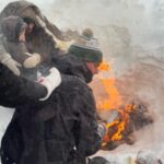 Carola Häggkvist Instagram - Mitt enda sätt att skydda mig emot ’småspik i vågrät riktning’ i fjällvinden idag.. Familjetid med syrrans stora familj och så Amadeus & Zoe ute i friska luften uppe i vackra Lappland!! Omg. ’Tennis rackets’ på fötterna upp till hundspann, brasa och ’kolbullen’ - bland det godaste saltaste ’pannkakan’ med sidfläsk som jag nånsin ätit. Wow, så fint du ordnat för oss Magnus. ( Driftschef på Borgafjäll hotell.) #borgafjäll #lappland #juletid #skratt #motion #hundspann #fjället #borgafjällhotell @borgafjallhotell Sista videon trillade jag omkull.. #lätthes #återhämtning .. Borgasjön, Lappland