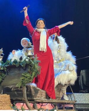 Carola Häggkvist Instagram - I lördags, då hände något. Frihet kom. Jag är fortfarande upprymd av den. Vi rörde vid varann .. och när såg jag en hoppandes publik på julkonsert? … TACK igen till alla som var där.