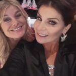Carola Häggkvist Instagram - Gillar min lilla spegel utanför dörren som jag förlängt entrén med. Den liksom håller koll på mig. Vilken tid jag kommer hem, du vet som en tonårs morsa.. Och jag gör en check med den att allt är bra innan jag kliver in i lght. Ungefär som när man sitter kvar i bilen en stund innan man kliver ur.. för man vet att det kommer inte bli någon ’egen tid’ längre då, med allt som skall göras och fixas. Och då andras behov kommer före, ( om man har kids eller djur. ) Ikväll blev en överraskande uppsluppen och rolig kväll på Nyårskaramellerna och hos Micael Bindefelds årliga julmiddag som jag kom till när andra i princip gick hem. Men så blir det ibland. TACK tjejerna som var kvar för härliga skratt och input ikväll. En del killar för den delen också. Och stort grattis igen Mrs P till att du nu blivit fru! Amazing grace! @denlisanilsson @pernillawahlgren @camillabrinck mfl.