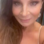 Carola Häggkvist Instagram - I logen efter TV4 imorse.. Tack & förlåt! En liten uppdatering av dagen. Allt har gått så bra och jag känner mig tacksam och upprymd, trots lite sömn och mkt stress. Och en ’hitta på text’ i slutet av sticket! Hjärndimma. Men jag gör det jag är ämnad för och det ger mig energi, mod och mål! Tack att Du hänger på i mitt race på mitt Jubileums år! 40 år sedan Främling. Wohooo Än är det inte slut. 🎶🎶🥁♥️ Kärlek. Tack till otroligt duktiga Karolin Lysen från Beckmans för ljuvlig skapelse av ’snöbollen’ som hon virkat!! Ps. Jag skickade även en lång och fin hälsning till Bert efter programmet, ( så att han fick en liten förvarning om vad som sades i programmet.) Tack till Jenny Strömstedt också för ett levande och bra samtal i soffan och till alla på Nyhetsmorgon för en trivsam, mänsklig och bra arbetsmorgon! En riktigt skön 2:a adventshelg önskar jag dig som följer mig här. 🕯️🕯️ .. förresten så gick det bra att tala om att jag är med en sväng i Nyårskaramellerna på nyårs afton på Tv4 , ( som spelas in på måndag innan mina sista viktiga julrepetioner. Heja! Andas in & andas ut. Och för din info så kommer julkonserten nu den 16:e ej spelas in för Tv då jag vill vara 100% närvarande för min underbara konsert-publik!! Det känns bra. Min enda egna julkonsert i år. 🔛💃🏽🎶🎄🎄🎄🥁🥁🥁 Hoppas och tror att du inte kommer att bli besviken. Så vill du hålla fast vid jultraditionen så har du precis 1 vecka på dig from nu… hi hi VARMT VÄLKOMNA! Carola. ( länk i bion ) @nyhetsmorgon @jennystromstedt @karolinlysen @starstudio_pr @ticketmaster_sverige Stockholm, Sweden