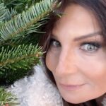 Carola Häggkvist Instagram - Kan man sova med en gran? Älskar doften av granbarr mm. Hur långt kan man gå med en gran egentligen? Kanske lite tudelad fråga men jag skulle verkligen kunna tänka mig att både gå långt för en gran och för att somna med en äkta kungsgran!! Love it. Dofterna.. Tack Göteborg & västkusten för ett litet tag. Ses snart. Kram Carola. 🎶🎄🥁 Bilj för ’Carolas gospel jul’ den 16 dec finns i bion ovan och på ticketmaster.se Varmt välkomna! 🎄🎄🎄🎄🎄🥁🥁🥁