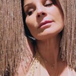 Carola Häggkvist Instagram - 🎶🏆 Ytterligheterna med guldmedalj på scen & äggröra hemma i pyjamas! Snart ute ur dimman där jag fortfarande håller på att återhämta mig från sista slutspurten i helgen på hela ’4 faces året!’ .. 💃🏽🕊️🎂 Nu har jag så många palmer i min lilla lägenhet i stan att vi knappt kommer in. ( Ville ha dem på scen på gospeln ..) Och nu har jag ätit så mycket chips och choklad att hälften kunde vara nog.. och sett på minst 3 st bra mini serier på Netflix. ’Ljuset vi inte ser’ 👏🏼👏🏼 som jag varmt kan rekommendera, + ’Voices of fire’ 🎶🙌🏼🙌🏼 med Pharell. Hämtat kläder i Steninge och gullat med katterna, åt upp både gammal och ny ost i kylskåpet.. Ikväll är det visst VIP - BIO PREMIÄR på konserten från Avicci arena 27 maj och innan dess har jag ett slutet gig för 1000 pers på China teatern för ett annat företag innan bion börjar.. 🥁🥁🥁💃🏽🎤🏆🔛🎶🎶🎶🎂 hepp! Jag tar sats upp ur sängen snart .. På fredag är det MOVIE TIME PÅ ALLA FILMSTÄDER DÅ ’CAROLAFESTEN’ GÅR UPP I HELA LANDET FÖR ALLA ATT SE! …. Planera in en musikkväll med dina gamla godingar i ny fräsch kostym! Folkfest! 🎂🥁🥁👯‍♀️🎭🏆🔛