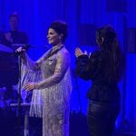 Carola Häggkvist Instagram - Vilken vacker avslutning det blev på HELA ’4 FACES’ - ÅRET med guldmedalj-utdelning utav kulturministern Parisa Liljestrand som toppen på alla 42 konserter detta jubileumsår! Kändes verkligen som en vacker uppmuntran från ovan … vilket avslut! ( De, regeringen hörde av sig till mig i somras, mitt under repetionerna för sommarturnén o gjorde det offentligt 13 juli och ville gärna komma till gospelkonserten och överlämna medaljen. ) Wow .. jag blev djupt rörd över Parisas starka och fina ord. ( Stod och höll igen tårarna på scen under hennes tal.) Mina nära & kära var på plats i kyrkan och publiken var underbar. Tack svenska regeringen för denna mycket fina och sparsamma belöningsmedalj Illis quorum meruere labores som tilldelades mig idag för framstående prestationer som artist av kulturminister Parisa Liljestrand @parisaliljestrand Känner mig så hedrad 🙏🏼! ( Mer bilder & text kommer imorgon.) Nu är det gospel konsert nr 2 för dagen .. a’ nästan 3 timmar långa per konsert… Love it, ♥️ love you, love God. ♥️🕊️💃🏽🎶🔛 Vi ses C. @sverigesregering @riksdagensverige @filadelfiaconventioncenter @filadelfiakyrkan