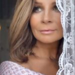 Carola Häggkvist Instagram - Skapa i mig Gud ett rent hjärta och ge mig på nytt en frimodig ande! Önskar dig en vacker söndag med glädje och eftertanke som ger dig vad ditt hjärtas innersta behöver ifrån himmel. Tack för en oförglömlig kväll i pingstkyrkan i Jkpg igår kväll. Tack till Charlie King, örebro gospel, musikerna, teknikerna och inte minst den stora sjungande PUBLIKEN!! #charlieking @mr_charlieking @pingstjkpg