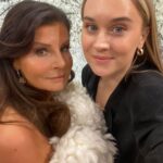 Carola Häggkvist Instagram - Vilken härlig jul-feststämning det blev i rutan imorse!! Tack Jenny och hela Nymo teamet för ett mkt bra samarbete idag. Och stort tack till mina Underbara musikanter Magnus Ahlgren bas och kapellmästare Magnus Spångberg piano i en ny skön version av singeln Helga natt. Tack Peter Kvint för vår fina jul-låt! 🔛🎶🎄 Och så kul att designern Karolin Lyse’n kom till studion imorse och dressade mig i sin fantastiska kreation som hon virkat helt själv. Tänkte ha den på Scandinavium arena lör 16 dec! Puss & kram nu ska jag vidare på musik rep med barnen inför julkonserten. Den enda för mig detta år! 🎄🎄🎄🎄🎄🎄🎄🎄🎄🎄🎄💃🏽🔛 ticketmaster.se Vi ses! Love & Peace to us all! Ps. Bente, min kära väninna sedan 1985, du e… totalt amazing och pricksäker som hittade Karolins skapelse för bara några veckor sedan och styrde upp allt så bra! Love you. ♥️🥁🙌🏼 #nyhetsmorgon #helganatt #magnusspångberg #magnusahlgren #karolinlysen #reginadirinaldi #teamwork #tidigmorgon #uppstigning04.00 .. sov inte mkt inatt. Tack till . #annakokotos på make på Tv4. Tack till #sofiebörjesson på Soul & co 👏🏼👏🏼👏🏼💃🏽 + #lindafernström som hjälpte mig med hårstyling imorse. Och så tack till Johannes S på Jubel artist Agency tillsammans med Power pinglan #reginadirinaldi och sköna tjejerna på #starstudio @reginadirinaldi @nyhetsmorgon @spangbergmagnus @ahlgrenskapell @karolinlysen @jubel.artistagency @kokotosanna @linda_fernstrom73 @starstudio_pr