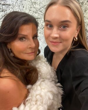 Carola Häggkvist Instagram - Vilken härlig jul-feststämning det blev i rutan imorse!! Tack Jenny och hela Nymo teamet för ett mkt bra samarbete idag. Och stort tack till mina Underbara  musikanter Magnus Ahlgren bas och kapellmästare Magnus Spångberg piano i en ny skön version av singeln Helga natt. Tack Peter Kvint för vår fina jul-låt! 🔛🎶🎄 Och så kul att designern Karolin Lyse’n kom till studion imorse och dressade mig i sin fantastiska kreation som hon virkat helt själv. Tänkte ha den på Scandinavium arena lör 16 dec! Puss & kram nu ska jag vidare på musik rep med barnen inför julkonserten. Den enda för mig detta år! 🎄🎄🎄🎄🎄🎄🎄🎄🎄🎄🎄💃🏽🔛 ticketmaster.se Vi ses! Love & Peace to us all! Ps. Bente, min kära väninna sedan 1985, du e… totalt amazing och pricksäker som hittade Karolins skapelse för bara några veckor sedan och styrde upp allt så bra! Love you. ♥️🥁🙌🏼 #nyhetsmorgon #helganatt #magnusspångberg #magnusahlgren #karolinlysen #reginadirinaldi #teamwork #tidigmorgon #uppstigning04.00 .. sov inte mkt inatt. Tack till . #annakokotos på make på Tv4. Tack till  #sofiebörjesson på Soul & co 👏🏼👏🏼👏🏼💃🏽 +  #lindafernström som hjälpte mig med hårstyling imorse. Och så tack till Johannes S på Jubel artist Agency tillsammans med Power pinglan #reginadirinaldi och sköna tjejerna på #starstudio @reginadirinaldi @nyhetsmorgon @spangbergmagnus  @ahlgrenskapell @karolinlysen @jubel.artistagency @kokotosanna @linda_fernstrom73 @starstudio_pr