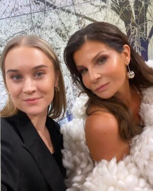 Carola Häggkvist Instagram - Vilken härlig jul-feststämning det blev i rutan imorse!! Tack Jenny och hela Nymo teamet för ett mkt bra samarbete idag. Och stort tack till mina Underbara  musikanter Magnus Ahlgren bas och kapellmästare Magnus Spångberg piano i en ny skön version av singeln Helga natt. Tack Peter Kvint för vår fina jul-låt! 🔛🎶🎄 Och så kul att designern Karolin Lyse’n kom till studion imorse och dressade mig i sin fantastiska kreation som hon virkat helt själv. Tänkte ha den på Scandinavium arena lör 16 dec! Puss & kram nu ska jag vidare på musik rep med barnen inför julkonserten. Den enda för mig detta år! 🎄🎄🎄🎄🎄🎄🎄🎄🎄🎄🎄💃🏽🔛 ticketmaster.se Vi ses! Love & Peace to us all! Ps. Bente, min kära väninna sedan 1985, du e… totalt amazing och pricksäker som hittade Karolins skapelse för bara några veckor sedan och styrde upp allt så bra! Love you. ♥️🥁🙌🏼 #nyhetsmorgon #helganatt #magnusspångberg #magnusahlgren #karolinlysen #reginadirinaldi #teamwork #tidigmorgon #uppstigning04.00 .. sov inte mkt inatt. Tack till . #annakokotos på make på Tv4. Tack till  #sofiebörjesson på Soul & co 👏🏼👏🏼👏🏼💃🏽 +  #lindafernström som hjälpte mig med hårstyling imorse. Och så tack till Johannes S på Jubel artist Agency tillsammans med Power pinglan #reginadirinaldi och sköna tjejerna på #starstudio @reginadirinaldi @nyhetsmorgon @spangbergmagnus  @ahlgrenskapell @karolinlysen @jubel.artistagency @kokotosanna @linda_fernstrom73 @starstudio_pr