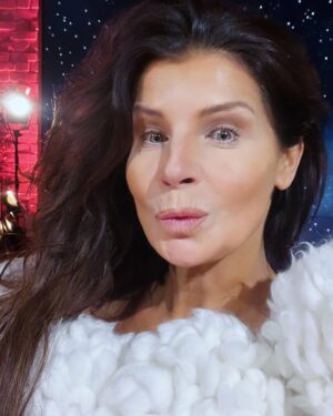 Carola Häggkvist Instagram - Vilken härlig jul-feststämning det blev i rutan imorse!! Tack Jenny och hela Nymo teamet för ett mkt bra samarbete idag. Och stort tack till mina Underbara  musikanter Magnus Ahlgren bas och kapellmästare Magnus Spångberg piano i en ny skön version av singeln Helga natt. Tack Peter Kvint för vår fina jul-låt! 🔛🎶🎄 Och så kul att designern Karolin Lyse’n kom till studion imorse och dressade mig i sin fantastiska kreation som hon virkat helt själv. Tänkte ha den på Scandinavium arena lör 16 dec! Puss & kram nu ska jag vidare på musik rep med barnen inför julkonserten. Den enda för mig detta år! 🎄🎄🎄🎄🎄🎄🎄🎄🎄🎄🎄💃🏽🔛 ticketmaster.se Vi ses! Love & Peace to us all! Ps. Bente, min kära väninna sedan 1985, du e… totalt amazing och pricksäker som hittade Karolins skapelse för bara några veckor sedan och styrde upp allt så bra! Love you. ♥️🥁🙌🏼 #nyhetsmorgon #helganatt #magnusspångberg #magnusahlgren #karolinlysen #reginadirinaldi #teamwork #tidigmorgon #uppstigning04.00 .. sov inte mkt inatt. Tack till . #annakokotos på make på Tv4. Tack till  #sofiebörjesson på Soul & co 👏🏼👏🏼👏🏼💃🏽 +  #lindafernström som hjälpte mig med hårstyling imorse. Och så tack till Johannes S på Jubel artist Agency tillsammans med Power pinglan #reginadirinaldi och sköna tjejerna på #starstudio @reginadirinaldi @nyhetsmorgon @spangbergmagnus  @ahlgrenskapell @karolinlysen @jubel.artistagency @kokotosanna @linda_fernstrom73 @starstudio_pr