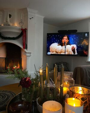 Carola Häggkvist Instagram - Vilken härlig jul-feststämning det blev i rutan imorse!! Tack Jenny och hela Nymo teamet för ett mkt bra samarbete idag. Och stort tack till mina Underbara  musikanter Magnus Ahlgren bas och kapellmästare Magnus Spångberg piano i en ny skön version av singeln Helga natt. Tack Peter Kvint för vår fina jul-låt! 🔛🎶🎄 Och så kul att designern Karolin Lyse’n kom till studion imorse och dressade mig i sin fantastiska kreation som hon virkat helt själv. Tänkte ha den på Scandinavium arena lör 16 dec! Puss & kram nu ska jag vidare på musik rep med barnen inför julkonserten. Den enda för mig detta år! 🎄🎄🎄🎄🎄🎄🎄🎄🎄🎄🎄💃🏽🔛 ticketmaster.se Vi ses! Love & Peace to us all! Ps. Bente, min kära väninna sedan 1985, du e… totalt amazing och pricksäker som hittade Karolins skapelse för bara några veckor sedan och styrde upp allt så bra! Love you. ♥️🥁🙌🏼 #nyhetsmorgon #helganatt #magnusspångberg #magnusahlgren #karolinlysen #reginadirinaldi #teamwork #tidigmorgon #uppstigning04.00 .. sov inte mkt inatt. Tack till . #annakokotos på make på Tv4. Tack till  #sofiebörjesson på Soul & co 👏🏼👏🏼👏🏼💃🏽 +  #lindafernström som hjälpte mig med hårstyling imorse. Och så tack till Johannes S på Jubel artist Agency tillsammans med Power pinglan #reginadirinaldi och sköna tjejerna på #starstudio @reginadirinaldi @nyhetsmorgon @spangbergmagnus  @ahlgrenskapell @karolinlysen @jubel.artistagency @kokotosanna @linda_fernstrom73 @starstudio_pr