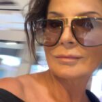 Carola Häggkvist Instagram - Mitt liv här nere i Cape Town. Stormvindar idag, ( inget ovanligt här) piffade till mig och drog iväg på ett musikevent med Willard Ahdritz - grundare av Kobolt. Kändes nice. Träffade vänner, körde bil och hamnade på en mysig middag med levande ljus och stormvindar utanför. Kändes också bra! Vinden blåser bort allt gammalt damm omkring och inom oss. Vinden driver saker och ting framåt. Den gör så att vi kan se saker mer klarare när stormen lagt sig. Var vid gott mod. Du lever. ( Tack Stephan E för inbjudan till ’innovation city’ och musik-seminariumet. Tack Christoffer och Susanne för underbar middag! Det svänger här. ) Kram C. Ps. Tappat smaken längst fram på tungan pga mina hemska blåsor jag haft på tungan sedan mellandagarna.. Är bättre nu men ingen smak längst fram. Kommer den tillbaka? Smaken alltså. 🤔🫣Jag har fått medicin för blåsorna nu. 🙏🏼 Hurra! #återhämtning 🔛#inspiration #mänsklig #okänd #piffad #snyggasolglajerfrånSeoptik #seoptik #seoptiktrollhättan #ahlvar top & kjol från #plainvanillaswe #plainvanillabutiken #ahlvargallery korsörhänge från #emmaisraelssonstockholm #emmaisraelssonjewelry #emmaisraelssondesign @seoptik @emmaisraelssonstockholm @ahlvargallery @aekbergh Cape Town, South Africa