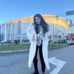 Carola Häggkvist Instagram - Kära ni, tack för all kärlek och support dessa dagar efter att hela ’4 faces året’ nu är klart! Känns lite overkligt. Jag har bla kollat in Scandinavium arena där min enda JULKONSERT kommer att äga rum i år! Ser fram emot en vacker och värdig final på året. Varmt välkomna på julkonserten här den 16 december. 🎄🎄🎄🎄♥️👯‍♀️🔛🥁 Stor och stämningsfull ensemble med orkester, barnsångare, gospel kör och en jätte-kör på 800 pers från Spångbergs! Missa inte detta tillfälle. Bilj via ticketmaster.se 👏🏼👏🏼👏🏼 Kram Carola. C #carolagospeljul #carolajulkonsert #carola #carolajul #carolapåscandinaviumarena #ticketmaster #jubelartistagency @scandinaviumarena @jubel.artistagency @p4goteborg @visit_goteborg @visitgoteborg3