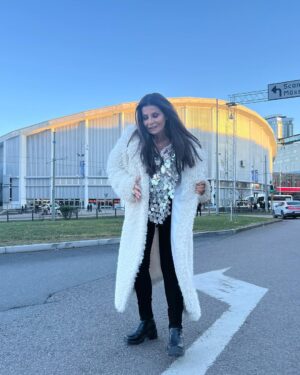 Carola Häggkvist Instagram - Kära ni, tack för all kärlek och support dessa dagar efter att hela ’4 faces året’ nu är klart! Känns lite overkligt. Jag har bla kollat in Scandinavium arena där min enda JULKONSERT kommer att äga rum i år! Ser fram emot en  vacker och värdig final på året. Varmt välkomna på julkonserten här den 16 december. 🎄🎄🎄🎄♥️👯‍♀️🔛🥁 Stor och stämningsfull ensemble med orkester, barnsångare, gospel kör och en jätte-kör på 800 pers från Spångbergs! Missa inte detta tillfälle. Bilj via ticketmaster.se 👏🏼👏🏼👏🏼 Kram Carola. C #carolagospeljul #carolajulkonsert #carola #carolajul #carolapåscandinaviumarena #ticketmaster #jubelartistagency @scandinaviumarena @jubel.artistagency @p4goteborg  @visit_goteborg @visitgoteborg3