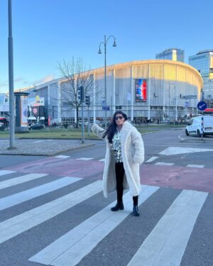 Carola Häggkvist Instagram - Kära ni, tack för all kärlek och support dessa dagar efter att hela ’4 faces året’ nu är klart! Känns lite overkligt. Jag har bla kollat in Scandinavium arena där min enda JULKONSERT kommer att äga rum i år! Ser fram emot en  vacker och värdig final på året. Varmt välkomna på julkonserten här den 16 december. 🎄🎄🎄🎄♥️👯‍♀️🔛🥁 Stor och stämningsfull ensemble med orkester, barnsångare, gospel kör och en jätte-kör på 800 pers från Spångbergs! Missa inte detta tillfälle. Bilj via ticketmaster.se 👏🏼👏🏼👏🏼 Kram Carola. C #carolagospeljul #carolajulkonsert #carola #carolajul #carolapåscandinaviumarena #ticketmaster #jubelartistagency @scandinaviumarena @jubel.artistagency @p4goteborg  @visit_goteborg @visitgoteborg3