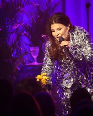 Carola Häggkvist Instagram - Kära ni, tack för all kärlek och support dessa dagar efter att hela ’4 faces året’ nu är klart! Känns lite overkligt. Jag har bla kollat in Scandinavium arena där min enda JULKONSERT kommer att äga rum i år! Ser fram emot en  vacker och värdig final på året. Varmt välkomna på julkonserten här den 16 december. 🎄🎄🎄🎄♥️👯‍♀️🔛🥁 Stor och stämningsfull ensemble med orkester, barnsångare, gospel kör och en jätte-kör på 800 pers från Spångbergs! Missa inte detta tillfälle. Bilj via ticketmaster.se 👏🏼👏🏼👏🏼 Kram Carola. C #carolagospeljul #carolajulkonsert #carola #carolajul #carolapåscandinaviumarena #ticketmaster #jubelartistagency @scandinaviumarena @jubel.artistagency @p4goteborg  @visit_goteborg @visitgoteborg3