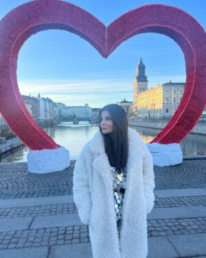 Carola Häggkvist Instagram - Kära ni, tack för all kärlek och support dessa dagar efter att hela ’4 faces året’ nu är klart! Känns lite overkligt. Jag har bla kollat in Scandinavium arena där min enda JULKONSERT kommer att äga rum i år! Ser fram emot en  vacker och värdig final på året. Varmt välkomna på julkonserten här den 16 december. 🎄🎄🎄🎄♥️👯‍♀️🔛🥁 Stor och stämningsfull ensemble med orkester, barnsångare, gospel kör och en jätte-kör på 800 pers från Spångbergs! Missa inte detta tillfälle. Bilj via ticketmaster.se 👏🏼👏🏼👏🏼 Kram Carola. C #carolagospeljul #carolajulkonsert #carola #carolajul #carolapåscandinaviumarena #ticketmaster #jubelartistagency @scandinaviumarena @jubel.artistagency @p4goteborg  @visit_goteborg @visitgoteborg3
