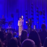 Carola Häggkvist Instagram - Vilken vacker avslutning det blev på HELA ’4 FACES’ - ÅRET med guldmedalj-utdelning utav kulturministern Parisa Liljestrand som toppen på alla 42 konserter detta jubileumsår! Kändes verkligen som en vacker uppmuntran från ovan … vilket avslut! ( De, regeringen hörde av sig till mig i somras, mitt under repetionerna för sommarturnén o gjorde det offentligt 13 juli och ville gärna komma till gospelkonserten och överlämna medaljen. ) Wow .. jag blev djupt rörd över Parisas starka och fina ord. ( Stod och höll igen tårarna på scen under hennes tal.) Mina nära & kära var på plats i kyrkan och publiken var underbar. Tack svenska regeringen för denna mycket fina och sparsamma belöningsmedalj Illis quorum meruere labores som tilldelades mig idag för framstående prestationer som artist av kulturminister Parisa Liljestrand @parisaliljestrand Känner mig så hedrad 🙏🏼! ( Mer bilder & text kommer imorgon.) Nu är det gospel konsert nr 2 för dagen .. a’ nästan 3 timmar långa per konsert… Love it, ♥️ love you, love God. ♥️🕊️💃🏽🎶🔛 Vi ses C. @sverigesregering @riksdagensverige @filadelfiaconventioncenter @filadelfiakyrkan