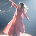Carola Häggkvist Instagram - Vänner, juldagarna börjar nu gå mot sitt slut och snart stundar ett nytt år. Det blev en lyckad julkonsert i år men nu så vill jag fråga dig som var där eller har tankar kring stora arenor.. Kan man som publik verkligen få den där julstämningen i hockey arenor? Och hör man tillräckligt bra? Känner man värmen från musiken och artisten? ( Även fast jag sprang/dansade runt i hela arenan ..) Min fråga är om jag bör ge julkonserter på fler stora ARENOR eller i mindre nästa år, runt om i Norden? Eller så kan jag också vara still 1-3 dagar på färre ställen i några utvalda städer? Som tex i Filadelfia kyrkan i Sthlm som är en stor men varm konsertlokal.. eller tillbaks till ladan i Steninge eller hitta en alldeles egen ny lada i någon form? Ni som var där i Scandinavium ni sitter på svaret jag söker just nu. ♥️♥️♥️🎄🌟 Allt beror ju på också vilken slags musikalisk julkonsert man vill presentera. Men man kan komma ’nära’ i känslan även i en stor lokal. Tack för ditt engagemang! Nu är tid att lägga planerna för nästa års julkonserter. 🎄🌟 Sweden