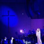 Carola Häggkvist Instagram - Klart att korset och Jesus ska bli synligt när vi är i kyrkan och ’ställer gospel skåp’ tillsammans med fullsatt publik, orkester & kör och sjunger älskade gospelsånger! Även Lina Sandells älskade psalmer som ’Blott en dag’ mfl. En helig premiär helg blev det, mitt i Allhelgona helgen! Kändes så fint och viktigt just nu. Tack till kära publiken, 👏🏼👏🏼👏🏼 💐 både Lör och sön slutsålt sedan länge! Tack till kören Örebro gospel och orkestern under ledning av Anki och Magnus Spångberg. Så glad att ’mina’ tonåringar Zoe & pojkvän Liam kom ner till Gtbg i helgen och gjorde Liseberg och såg på konserten igår!! ♥️♥️🙌🏼 Lite kul morsa hoppas jag ändå att Zoe tycker att hon har. Men det var nog mest natten i turné bussen upp till Sthlm nu som lockade mest! … 🚌🚌💨💨 🛣️ 🕶️👓🥾👠🧦🧢🧤🧣🧳👜💼👛🌂🎒🎒😁😂 Nu är de i skolan i tid. Jippey. Tack för en underbar helig helg på många vis. Tack till alla saints / helgon som gott före och och visat vägen. 😇 Tack för att ljuset och kärleken alltid kommer lysa starkare än mörkret. 🕯️ Mörkret kan inte ens lysa. Och kom ihåg, att ingen kan ta ifrån dig DITT EGNA VITTNESBÖRD, din historia och upplevelser med Gud! De är dina och du har rätt att dela med dig av dem till andras uppmuntran och glädje. Det bygger tro i dig, i mig och för vårt land. När det görs i kärlek. Amen. ( Ser fram emot mina 2 kommande helger på gospel turnén nu, i Jönköping och i Sthlm Stora nya Filadelfia kyrkan. Få beröra människors hjärtan på djupet med tro och kallelser för sina liv. Framtidstro. Finns det något viktigare nu? 🕊️ Carola