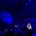 Carola Häggkvist Instagram - Klart att korset och Jesus ska bli synligt när vi är i kyrkan och ’ställer gospel skåp’ tillsammans med fullsatt publik, orkester & kör och sjunger älskade gospelsånger! Även Lina Sandells älskade psalmer som ’Blott en dag’ mfl. En helig premiär helg blev det, mitt i Allhelgona helgen! Kändes så fint och viktigt just nu. Tack till kära publiken, 👏🏼👏🏼👏🏼 💐 både Lör och sön slutsålt sedan länge! Tack till kören Örebro gospel och orkestern under ledning av Anki och Magnus Spångberg. Så glad att ’mina’ tonåringar Zoe & pojkvän Liam kom ner till Gtbg i helgen och gjorde Liseberg och såg på konserten igår!! ♥️♥️🙌🏼 Lite kul morsa hoppas jag ändå att Zoe tycker att hon har. Men det var nog mest natten i turné bussen upp till Sthlm nu som lockade mest! … 🚌🚌💨💨 🛣️ 🕶️👓🥾👠🧦🧢🧤🧣🧳👜💼👛🌂🎒🎒😁😂 Nu är de i skolan i tid. Jippey. Tack för en underbar helig helg på många vis. Tack till alla saints / helgon som gott före och och visat vägen. 😇 Tack för att ljuset och kärleken alltid kommer lysa starkare än mörkret. 🕯️ Mörkret kan inte ens lysa. Och kom ihåg, att ingen kan ta ifrån dig DITT EGNA VITTNESBÖRD, din historia och upplevelser med Gud! De är dina och du har rätt att dela med dig av dem till andras uppmuntran och glädje. Det bygger tro i dig, i mig och för vårt land. När det görs i kärlek. Amen. ( Ser fram emot mina 2 kommande helger på gospel turnén nu, i Jönköping och i Sthlm Stora nya Filadelfia kyrkan. Få beröra människors hjärtan på djupet med tro och kallelser för sina liv. Framtidstro. Finns det något viktigare nu? 🕊️ Carola