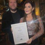 Carola Häggkvist Instagram - Efter konserten i Gtbg blev jag tilldelad ett slags ’donations certifikat’ från operationaid.org för mitt engagemang för deras arbete i Ukraina. ( Kanske lite amerikanskt sätt att uppmärksamma något..?! Men ändå ..) Vad de gör betyder oerhört mycket för många barnfamiljer och skadade som får medicinsk hjälp i flera ambulanser som Op aid fått ned till Ukraina. Gå gärna in och följ deras arbete via deras Instagram konto Operationaid_org Förra hösten åkte jag ned till gränsen Polen / Ukraina och hjälpte till med volontärarbetet i några dagar och vi fick hjälpa många medmänniskor i deras nöd. Många fina möten trots språkförbistringar. Sista framträdandet för i år i Sverige för mig så gick 10 kr direkt till Operation aids arbete via Spångbergs fina kör-konsert i Örebro. För mig som tycker om att vara ’hands on’ och se att hjälpen verkligen kommer fram och gör skillnad ( och är gjord på ett omsorgsfullt humanitärt sett ) så blir jag väldigt tacksam till vännerna på Op aid över hur hårt och kärleksfullt de fortfarande jobbar! De ger inte upp när andra redan lämnat. 👏🏼👏🏼👏🏼 Jag la med en viktig notis om hjälp i Sverige också nu kring jul tid då många också tyvärr far illa. 💔 Nu önskar vi ett bättre år för fred i världen än det som varit och att vi kan vara snälla och generösa mot varandra. 🌏 I ord och i handling! ♥️ För valfri gåva swisha gärna på 1231393701 Varma ’tomtebloss-hälsningar’ från syster Susannes & min familj! Ta hand om varann. ♥️♥️♥️