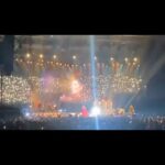 Carola Häggkvist Instagram - Det är alltså en JÄTTE KÖR du ser i bild!! ’Helga natt’ med en fantastisk 800 - manna ’Mass choir kör’ som sjunger & lyser samtidigt, som en gigantisk stjärnhimmel! .. Hur vackert blev inte det i Scandinavium? ( Du hör Spångbergs 2 stora körer från Örebro och Göteborg. 👏🏼👏🏼 Och så ser vi Lotta Hammarstrands fantastiska ljusdesign med en nästan osynlig slöja som kunde bli en video-fond där stora kören lyser igenom! 🙌🏼🙌🏼🌟Genialiskt. ) Jag ville spara den här fina videon till just julaftons natten då Jesus föds i ett enkelt stall i Betlehem för över 2000 år sedan och härskaror av änglar sjöng högt i skyn. 👑🙌🏼🙌🏼 Myriader av änglar! Och de sjunger än idag, tror jag. ♥️♥️🎄GOD JUL kära du! Tack Peter Kvint för vår fina låt som du fick till så bra. 🏆👏🏼👏🏼👏🏼🙏🏼🎄🌟 #helganatt #carolagospeljul #julkonsert #carolamasschoir #spångbergsmasschoir #julkonsertmedcarolaiscandinaviumarena #lottahammarstrand #ljusdesignlottahammarstrand #ljuddesignfredrikarwidsson #fredrikarwidsson #peterkvint #spångbergs #ankispångberg #magnusspångberg #smskören #julafton #julaftonskväll #nattentilljuldagen #juldagsmorgon @therealpeterkvint @scandinaviumarena @spangbergmagnus @ankispangberg @lotta_hammarstrand @lottahammarstrand @fredrikarwidson Scandinavium Arena