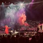 Carola Häggkvist Instagram - JAAA, det blev en helga natt igår! Håller fortfarande på att hämta mig efter den stora urladdningen. Jag är så oerhört överlycklig och lite ’blown away’ över hur vi toppade året på Gospel julkonserten igår i Scandinavium! Stämningen som infann sig av värme, en del skarpa mellansnack & så mycket kärlek från publiken som rörde mig till tårar redan vid min entré. Jag kände mig stabil och närvarande timmarna innan och stor frid infann sig i hela kroppen. Så skönt. Och jag gladde mig över vad vi skulle få ge publiken. Alla verkligen leverade fantastiskt o allt gick över förväntan. ( Det är inte så ofta jag känner så.) Och så den gränslösa kärleksbombningen jag fick från publiken! 🙌🏼 Tack så innerligt älskade Ni. Min sista egna konsert för i år! Så mycket gott som jag tror kommer att komma ut från kvällen till de som var närvarande och tog till sig orden jag sa om att skriva upp det du får till dig under konserten och att inte skjuta upp dina drömmar o visioner. Tror det kommer att ge ’många ringar på vattnet’ för många som var där. Det är min övertygelse! Vill berätta mer om konserten och hur barnen, Charlie, Elsa - ballerinan, Örebro Gospel kören, mfl var så glimrande på konserten, de kommande dagarna. ( Har så många fina klipp & bilder. Men nu är vi på väg till Växjö & Musikhjälpen.. jag kör sista biten om vi ska hinna i tid! 🏎️💨 Tack till alla i crew och produktion samt härliga vänner från västkusten som var med o firade in julen med mig & hela ensemblen på nära 880 pers på scen med Masschoirkören!! Och tack till PUBLIKEN på 7.500 i arenan ( nästan fullsatt ) på väldigt kort tid. 👏🏼👏🏼👏🏼 Det blev en bragd i sig! Men det viktigaste var att julkonserten var på riktigt & landade i hjärtat på oss alla som var där. 🌟 Stort TACK till Ljusdesign by #lottahammarstrand 👏🏼👏🏼 @lotta_hammarstrand & Ljud design by #fredrikarwidsson 👏🏼👏🏼@fredrikarwidson Kapellmästare #magnusspångberg 💃🏽Klänning uppsydd av #sarapouldesign @sarapouldesign smycken från #starstudio_pr 🏆 #masschoir #örebrogospel körledare: #ankispångberg 🏆 Gästartister:#charlieking & ballerina #elsahildebrand 🙌🏼 @mr_charlieking @elsa.h_danskonst @elsahildebrand @jubel.artistagency