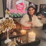 Carola Häggkvist Instagram - Glad Lucia ♥️🎄 Lussade hos Mix Megapol imorse med stjärna, lussekatter och pepparkakor 🌟Underbar stämning som alltid. Lyssnade till Helga Natt och pratade om min julkonsert på Scandinavium som är nu på lördag 16/12 ♥️ dom sista biljetterna hittar ni hos ticketmaster. Jag hoppas vi ses där 💋