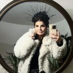 Carola Häggkvist Instagram - Gillar min lilla spegel utanför dörren som jag förlängt entrén med. Den liksom håller koll på mig. Vilken tid jag kommer hem, du vet som en tonårs morsa.. Och jag gör en check med den att allt är bra innan jag kliver in i lght. Ungefär som när man sitter kvar i bilen en stund innan man kliver ur.. för man vet att det kommer inte bli någon ’egen tid’ längre då, med allt som skall göras och fixas. Och då andras behov kommer före, ( om man har kids eller djur. ) Ikväll blev en överraskande uppsluppen och rolig kväll på Nyårskaramellerna och hos Micael Bindefelds årliga julmiddag som jag kom till när andra i princip gick hem. Men så blir det ibland. TACK tjejerna som var kvar för härliga skratt och input ikväll. En del killar för den delen också. Och stort grattis igen Mrs P till att du nu blivit fru! Amazing grace! @denlisanilsson @pernillawahlgren @camillabrinck mfl.