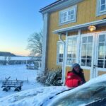 Carola Häggkvist Instagram - Man älskar ändå vackra vintermorgnar.. i soluppgång! Och så älskar jag min dotter som medvilligt hjälpte till att skrapa bilen imorse. Men så hamnade vi i värsta trafiken ut mot E4:an vid Rosersberg… och vi som var så bra i tid och tänkte mysa med en ’bil-frukost’ på vägen. 🔛👍🏼☕️🥪🍏🥨Nu hinner vi varken frukosten el knappt till skolstart. Ibland bättre att ta tåget / pendeln, eller? … Är det pga av -4 minus och lite snöfall i Sthlm det blir kaos? Det är ju inte första gången snön faller.. men man har ändå respekt för att teknik och natur inte alltid synkar med vår tidsplan. LIVET. Tillsammans i samma ’båt’. Tur vi fick med oss en läx bok vi kan jobba på under tiden. Kram från oss, C & Zoe ♥️♥️ Ps. Om du vill följa Zoe på hennes nya Instagram konto så blir hon super glad : @zoehaggkvist 🎶🙌🏼🔛📣 #vintermorgon #stillaståendetrafik #0km #zoehäggkvist #bilskrapa #godmorgon #hertzostermalm Tack till @hertzostermalm