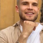Carola Häggkvist Instagram - Vår Hero, son och bror & nu fästman AMADEUS som fyller 26 år idag!! ♥️♥️♥️♥️🫶🏼 Hurra hurra hurra hurraaa 👏🏼👏🏼🎂🎂🎈🎡 ( ..jag kom nyss hem från SA och är så glad över att kunna fira Amadeus nu i helgen då han hade träningsmatch i Danmark fre.) Vi är så glada för att du är Du älskade Amadeus Joseph!! Unik i hjärta och hjärna, musik och engagemang för människor och tro, humor och kärlek och inte minst ditt driv inom fotbollen. Vi är så stolta över dig och att du & Matilda nu får bygga framtiden tillsammans i en ny stad där du nu kommer att verka inom IFK Norrköping! Så spännande. 👏🏼👏🏼👏🏼👏🏼👏🏼👏🏼 Varma gratulationer till signeringen & promoteringen! Tänk att jag fick ynnesten att bli din mamma. Minns den stora ’gravid-magen’ med glädje. Och att jag inte behövde hålla in magen längre. Och att jag fick ’craving’ på speciellt potatis… 🥔 🥔 🥔 SOM jag åt potatis i alla dess former, .. i 9 månader. Tills jag eller om det var du, hi hi som var så stor att bb ville ta ut dig med kejsarsnitt! Japp. Och Vips så var du ute… det var som om vi ALLTID känt varann när jag såg dig första gången. ’Där är du ju’, var min första reaktion och tanke. Som att du ALLTID funnits! Som att evigheten klev rakt in genom tid & rum. Och det är väl så ren och äkta kärlek gör och är! .. Glömmer det aldrig, min son. Du är och förblir alltid min stora kärlek och mirakel. #amadeus26år #mylove @_amadeus