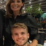 Carola Häggkvist Instagram - Vår Hero, son och bror & nu fästman AMADEUS som fyller 26 år idag!! ♥️♥️♥️♥️🫶🏼 Hurra hurra hurra hurraaa 👏🏼👏🏼🎂🎂🎈🎡 ( ..jag kom nyss hem från SA och är så glad över att kunna fira Amadeus nu i helgen då han hade träningsmatch i Danmark fre.) Vi är så glada för att du är Du älskade Amadeus Joseph!! Unik i hjärta och hjärna, musik och engagemang för människor och tro, humor och kärlek och inte minst ditt driv inom fotbollen. Vi är så stolta över dig och att du & Matilda nu får bygga framtiden tillsammans i en ny stad där du nu kommer att verka inom IFK Norrköping! Så spännande. 👏🏼👏🏼👏🏼👏🏼👏🏼👏🏼 Varma gratulationer till signeringen & promoteringen! Tänk att jag fick ynnesten att bli din mamma. Minns den stora ’gravid-magen’ med glädje. Och att jag inte behövde hålla in magen längre. Och att jag fick ’craving’ på speciellt potatis… 🥔 🥔 🥔 SOM jag åt potatis i alla dess former, .. i 9 månader. Tills jag eller om det var du, hi hi som var så stor att bb ville ta ut dig med kejsarsnitt! Japp. Och Vips så var du ute… det var som om vi ALLTID känt varann när jag såg dig första gången. ’Där är du ju’, var min första reaktion och tanke. Som att du ALLTID funnits! Som att evigheten klev rakt in genom tid & rum. Och det är väl så ren och äkta kärlek gör och är! .. Glömmer det aldrig, min son. Du är och förblir alltid min stora kärlek och mirakel. #amadeus26år #mylove @_amadeus