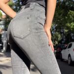 Carolina Ardohain Instagram – 😍😍😍 @eccomi_cua_jeans 
Amo mi pantalón Recto Mid Grey! 
#losjeansmaslindosdelpais tienen un calce perfecto 

Produccion: @pablotorqui
