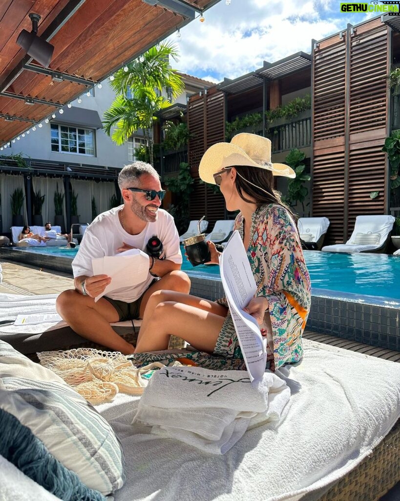 Carolina Ardohain Instagram - Ya estamos listos para los @martinfierrolatinomiami ! Acá con @polloalvarez haciendo la pasada para esta noche. 🧉💦🏆 @lennoxhotelmiamibeach Lennox Hotels Miami Beach