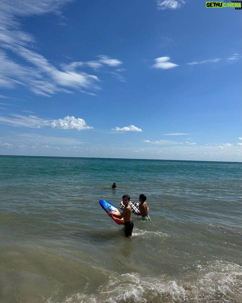 Carolina Ardohain Instagram - @findmycondo el mejor dato para las vacaciones más divertidas en Miami! 👌🌊🏄🏽 👙 @sweetlady_ok 🕶️ @infinitbypampita @beltranvicuna_ @beniciovicunaardohain @anagarciamoritan